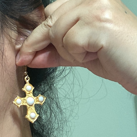 🖤Vtg💕Matte gold cross earrings - Picture 9 of 9